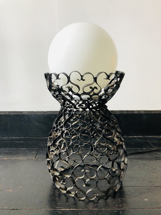 Image 1 of Zwarte smeedijzeren lamp met een handgemaakte witte bol.