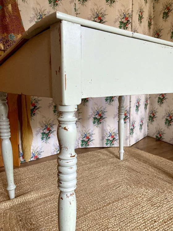 Image 1 of Escritorio antiguo de madera con frente inclinado, frente abatible y patas torneadas