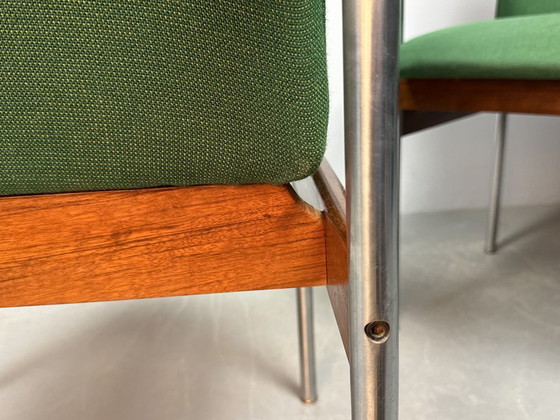 Image 1 of Juego de 4 sillas de comedor Thereca de diseño de mediados de siglo con tapicería verde vibrante.