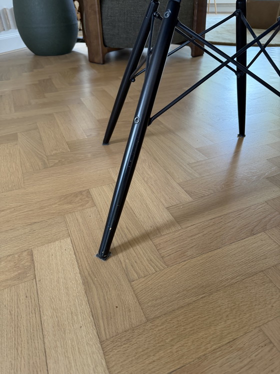 6x Vitra Eames DAW sedia con base in acero nero PREZZO PER PEZZO – Sedie da pranzo, Plastic, Wood (photo 6 of 9)