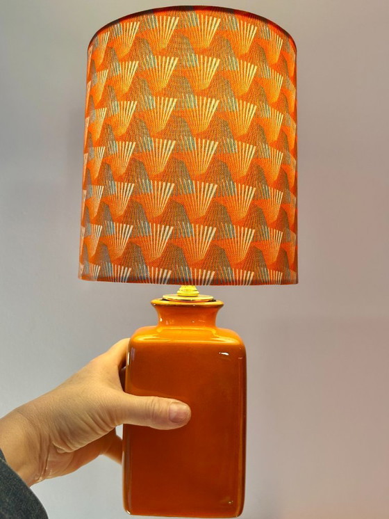 Image 1 of Een haardvaas van West-Duits aardewerk (jaren 60/70) omgetoverd tot een upcycled vaaslamp.