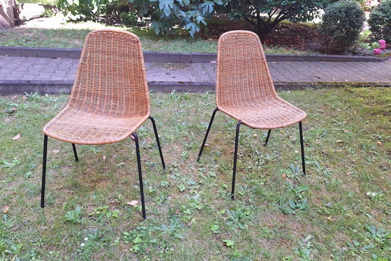Image 1 of Een paar stapelbare eetkamerstoelen van rotan en ijzer van Gian Franco Legler, Zwitserland, jaren 60.