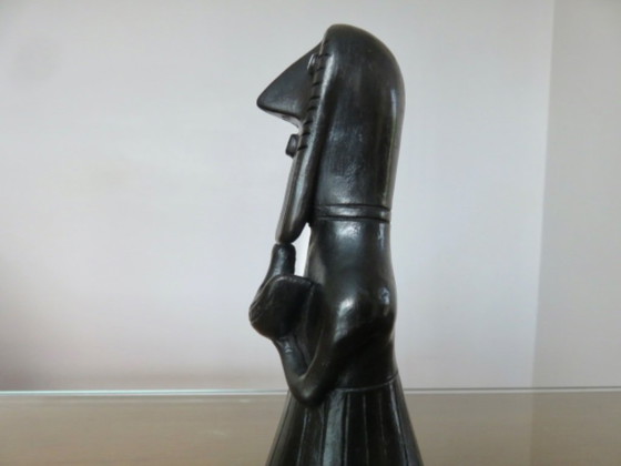Image 1 of Ceramica nera opaca raffigurante una figura femminile tribale.