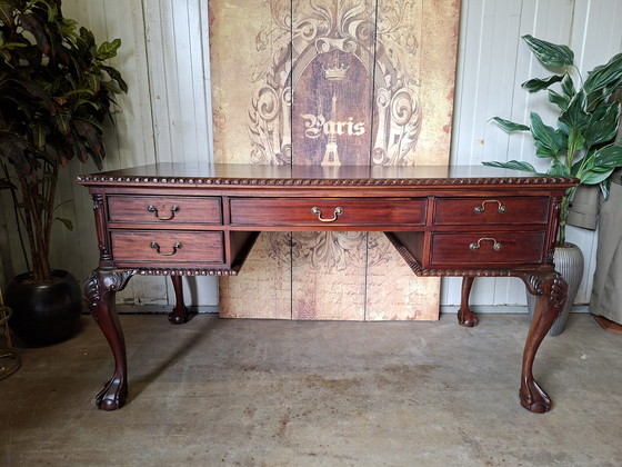 Image 1 of Scrivania classica in mogano con splendide zampe di leone. Dimensioni: 155x75 cm e altezza 81 cm.