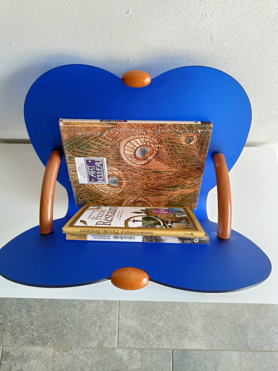 Image 1 of Italienischer postmoderner Zeitschriftenständer aus blauem Kunststoff und gebogenem Holz, 1990er Jahre, Calligaris-Stil