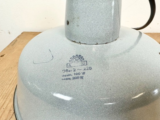 Image 1 of Industrielle Fabriklampe aus grauem Emaille mit gusseisernem Aufsatz, 1960er Jahre