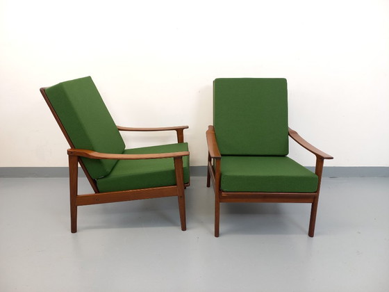 Image 1 of Een paar vintage Scandinavische fauteuils van teakhout met groene stof uit de jaren 60.
