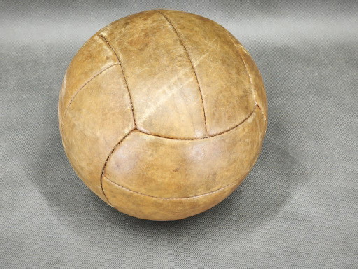 Juego de dos pelotas medicinales de cuero vintage, Checoslovaquia, década de 1950.