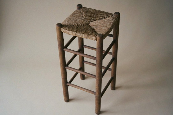 Image 1 of Taburete alto de madera con asiento de junco.