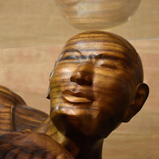 Image 1 of Table basse massive en bois dur exotique sculpté à la main pour les amoureux