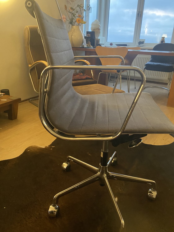 Image 1 of Eames Aluminum Group office chair – Vitra – gray upholstery