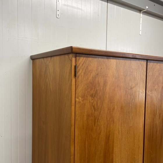 Image 1 of Armoire vintage élégante du milieu du siècle, à 3 portes, avec penderie et étagères, amovible