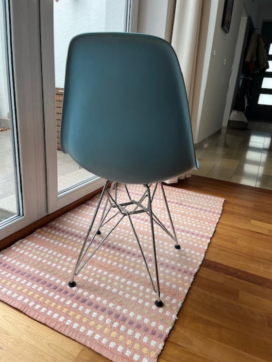 Image 1 of Silla auxiliar de plástico Vitra Eames