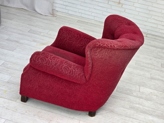 Image 1 of Poltrona relax danese, anni '50, tessuto rosso, gambe in legno di frassino.