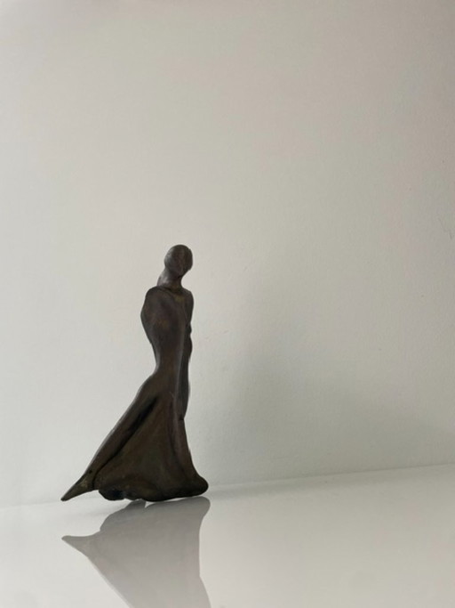 Expressieve sculptuur figuur in de wind - futuristisch