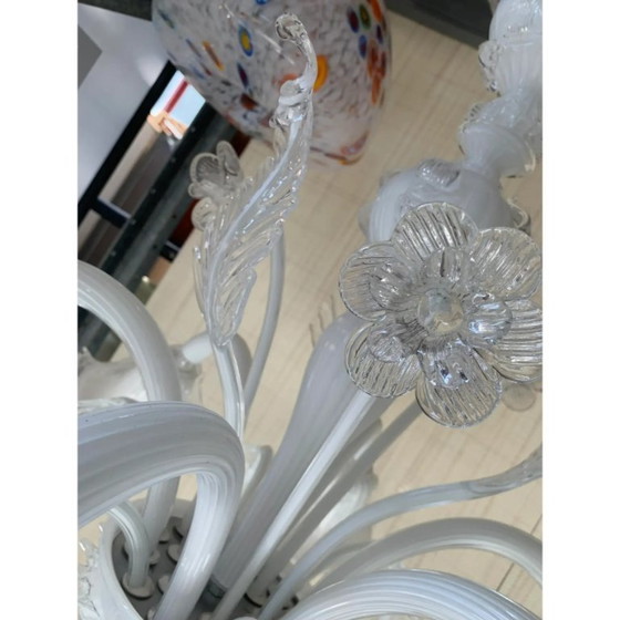 Image 1 of Lampadario in vetro veneziano in stile Murano trasparente e bianco latte con dettagli floreali e fogliacei