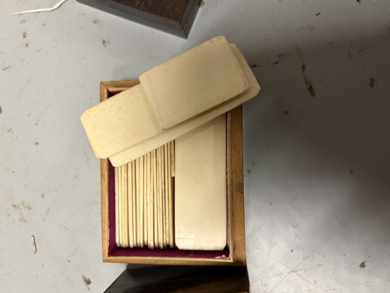 Petites boîtes contenant des jetons de jeu anciens chinois en nacre du XIXe siècle. Les jetons présentent des (photo 3 of 7)