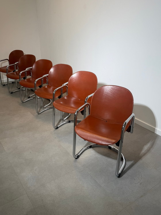 *Juego de 6 sillas “Dialogo Dessau” de Tobia & Afra Scarpa para C&B Italia – Piel color coñac, estilo Bauhaus (photo 3 of 10)