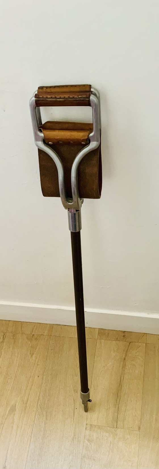 Sedile a Bastone Antico, Cuoio Goffrato Intrecciato e Rivetti in Ottone – Oggetti decorativi, Wood, Leather (photo 4 of 15)