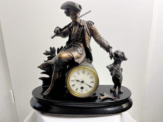 Pendule française ancienne à motif de chasseur et de chien – env. 35 cm – Iron, Other (photo 2 of 11)