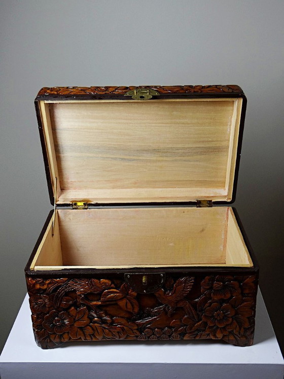 Image 1 of Vintage Aziatische handgesneden houten doos uit de jaren 70-80.