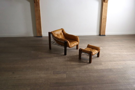 Image 1 of Rara poltrona lounge Amazonas con poggiapiedi in pelle color cognac, disegnata da Jean Gillon, Brasile, anni '60.