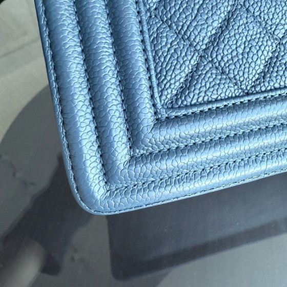 Image 1 of Chanel Boy New Medium - Caviar 28CM Piel de becerro granulada acolchada Azul Herrajes dorados Serie 23