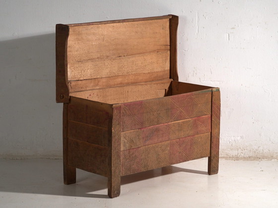 Coffre ancien sculpté en bois de pin – Europe Centrale, circa 1850 – Commodes (photo 29 of 40)