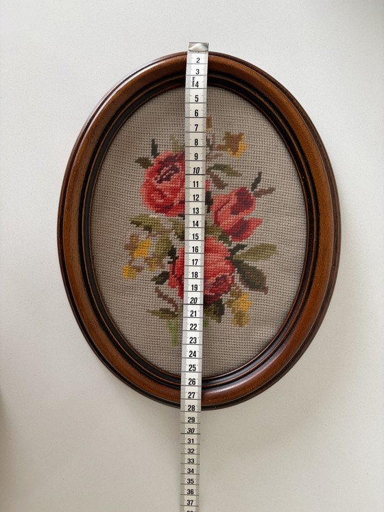 Broderie encadrée vintage avec des roses – Décorations murales, Textile, Wood (photo 4 of 5)