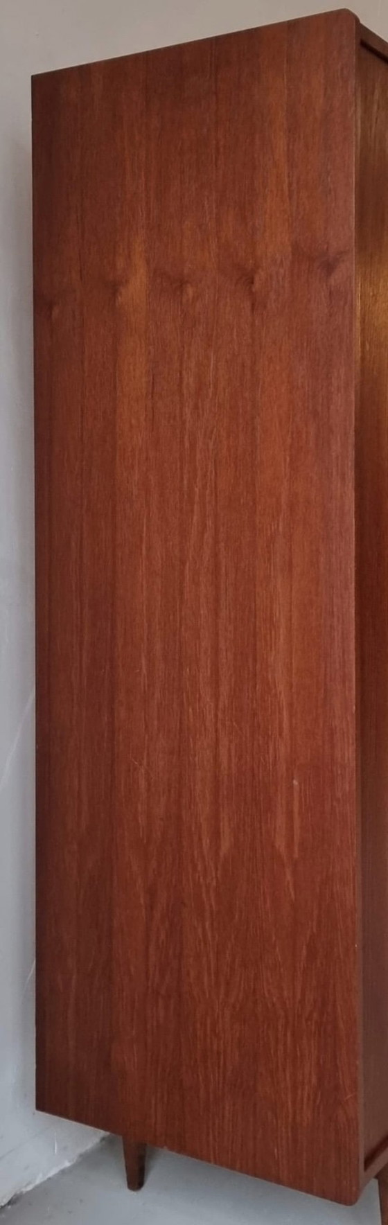 Image 1 of garde-robe du milieu du siècle