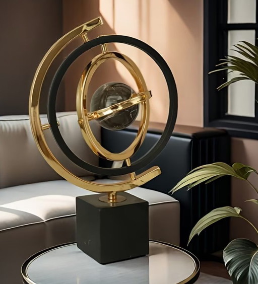 Neue moderne abstrakte Skulptur aus Eisen mit Globus-Optik in Schwarz und Gold, Kunstdekor mit rechteckigem Sockel