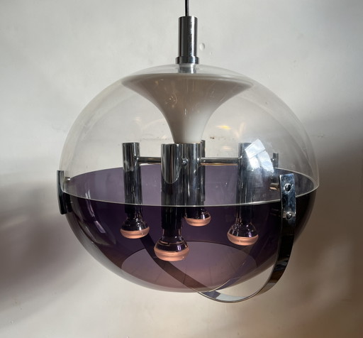 Hanglamp in ruimtetijdperkstijl — toegeschreven aan Stilux Milano, tweekleurige acrylbol en chroom, Italië ~1970