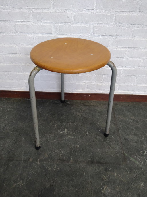 Taburete vintage industrial con asiento de madera