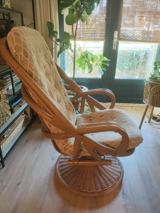 Chaise pivotante unique en bambou/Manou !