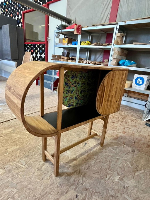 Armoire en bois unique avec porte coulissante, fabriquée à la main