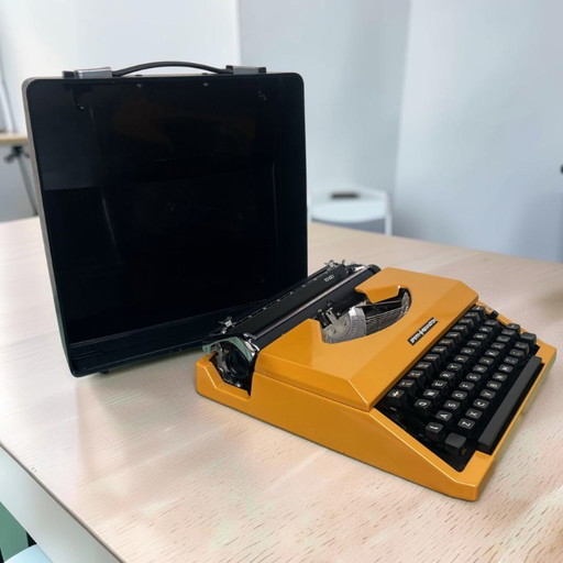 Macchina da scrivere Sperry Remington 10/50 gialla degli anni '70, funzionante, con custodia.
