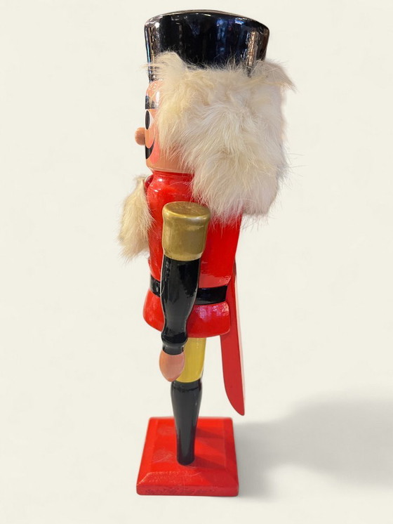 Image 1 of Original Erzgebirgischer Nussknacker „Soldat“ in Roter Uniform | Handgefertigt