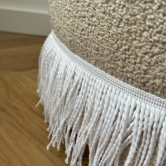 Image 1 of Pouf rond ottoman à franges, recouvert de tissu bouclé crème, pour intérieur moderne