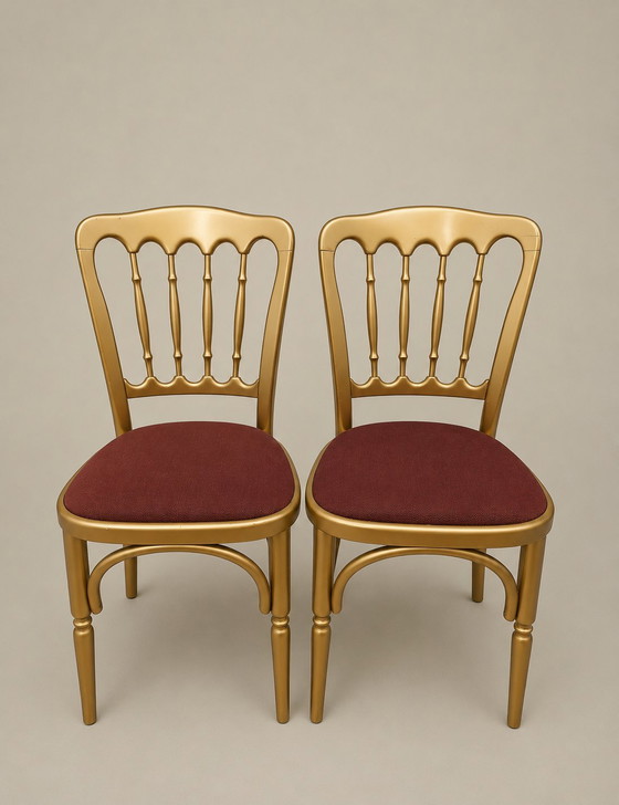 Image 1 of Set van 6 elegante vintage stoelen in Napoleon-stijl – goudkleurige afwerking en bordeauxrood.