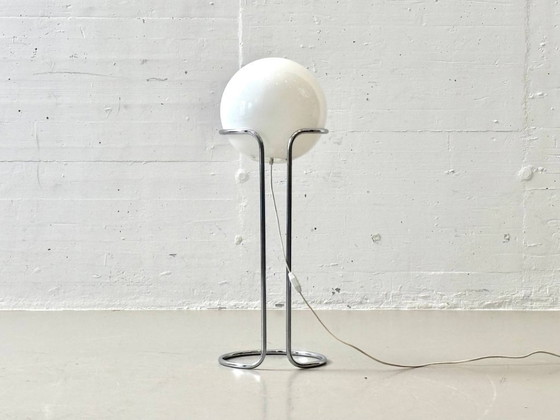 Image 1 of Lampadaire de style Space Age avec globe en verre opale et structure chromée, années 1970