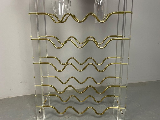 Seltenes skulpturales David Lange Lucite & Messing Weinregal. Frankreich, 1970er Jahre. Ref.: DO2000 (photo 3 of 12)