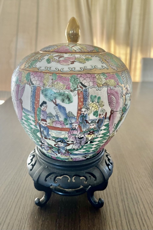 Large Japanese hand-painted Kutani ginger jar with lid & wooden base | 27 cm