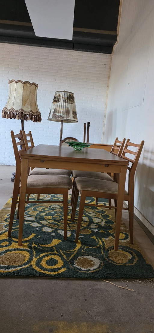 Essgruppe im Vintage-Stil im dänischen Stil