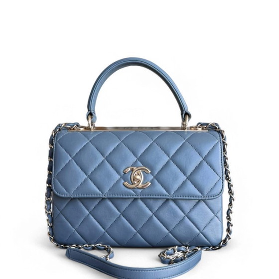 Image 1 of Borsa Chanel Trendy CC piccola - Pelle di agnello trapuntata, colore blu nebbia, con finiture dorate, serie 26