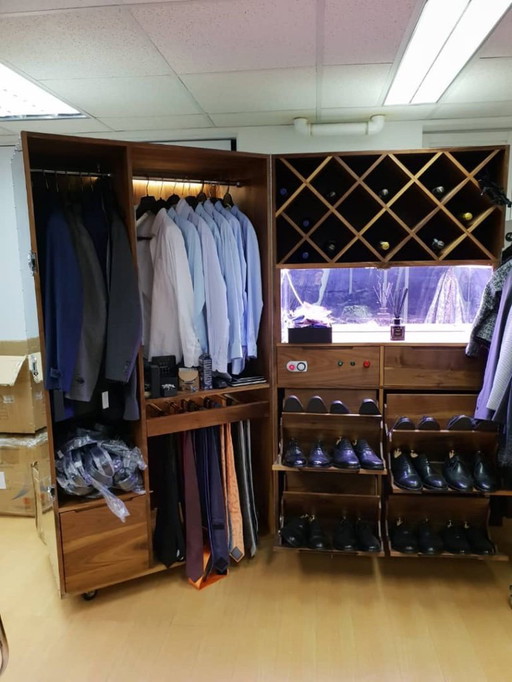 Luxe garderobekast van massief notenhout voor heren met spiegeldetails van roestvrij staal