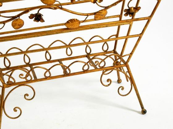 Image 1 of Straordinario portariviste e giornali in stile moderno di metà secolo con struttura in metallo dorato.