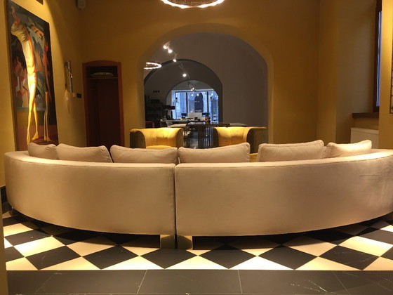 Image 1 of ANA ROQUE „Pierre“ Geschwungenes Sofa – Beigefarbener Samt & Goldfarbenes Metallgestell – 375 cm