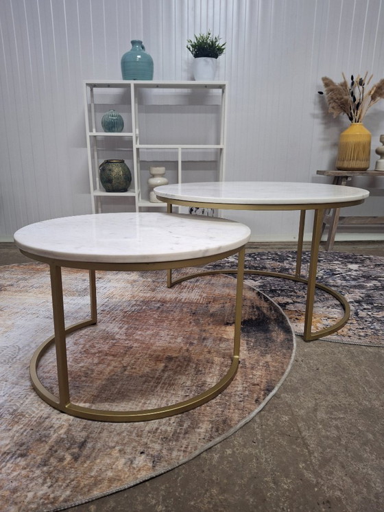 Image 1 of Salontafelset met wit marmer blad en goud metalen onderstel
