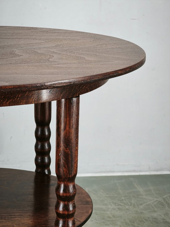 Image 1 of Tsjechische ovale art deco bijzettafel van beukenhout uit de jaren 1920 met onderplank.