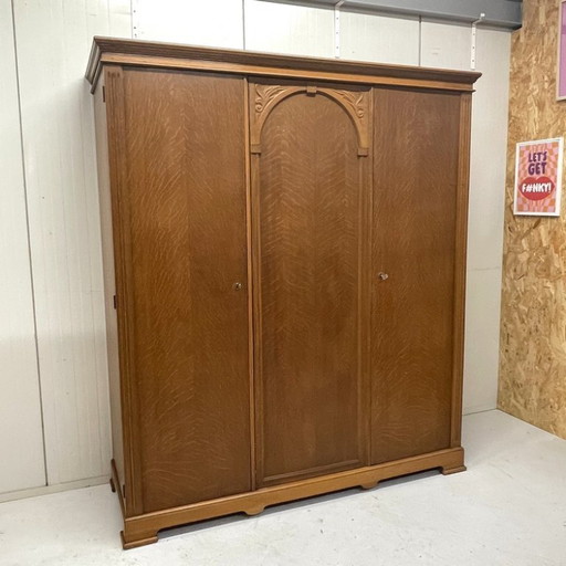 Armario antiguo de estilo Art Déco con módulos para colgar ropa y estantes desmontables.